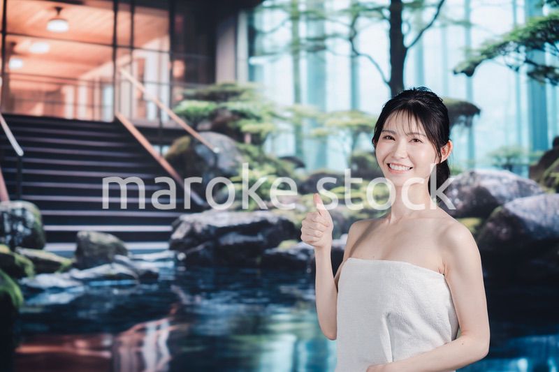 温泉を楽しむ若い女性