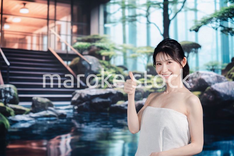 温泉を楽しむ若い女性