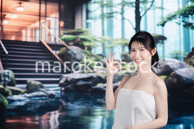 温泉を楽しむ若い女性