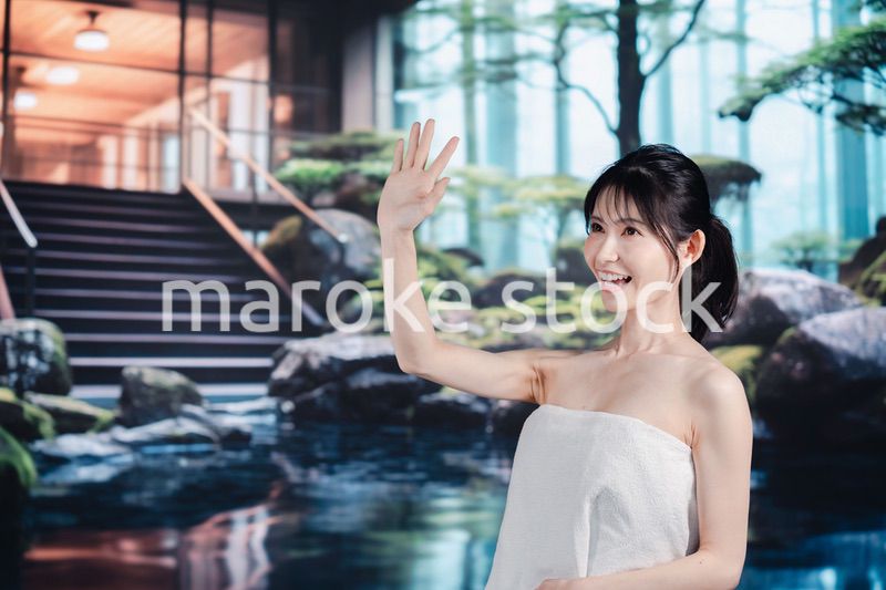 温泉を楽しむ若い女性