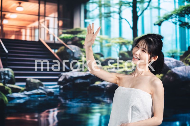 温泉でリラックスをする女性