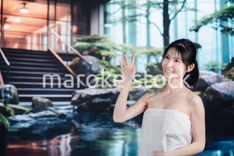 温泉を楽しむ若い女性