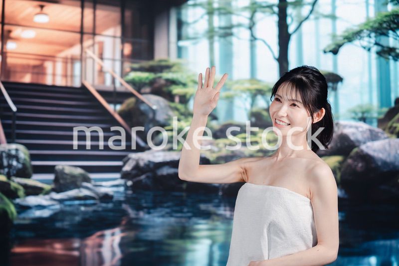 温泉を楽しむ若い女性