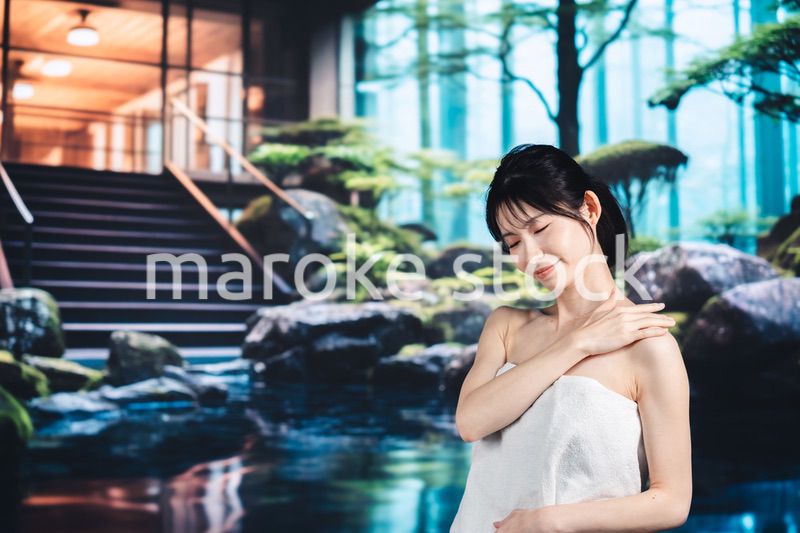 温泉でリラックスをする女性