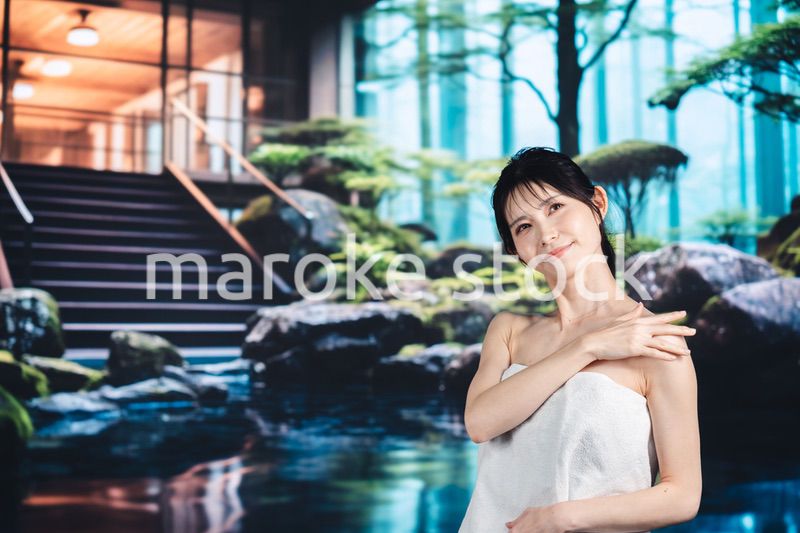 温泉でリラックスする若い女性