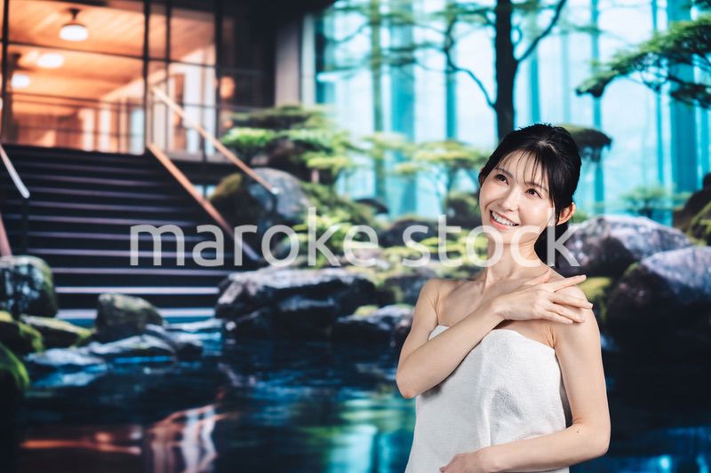 温泉でリラックスする若い女性