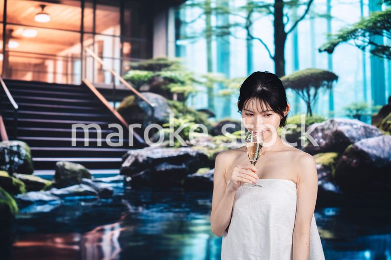 温泉でリラックスをする女性