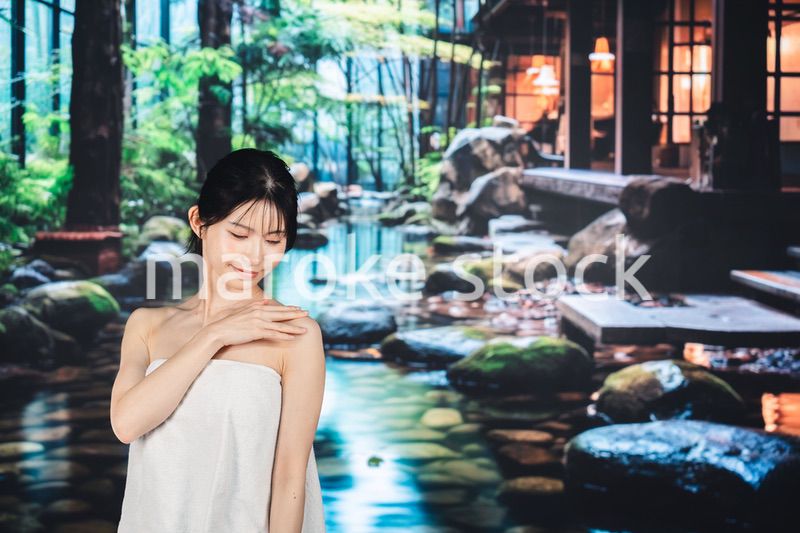 温泉でリラックスする若い女性