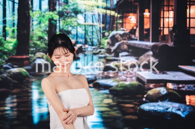 温泉でリラックスをする女性