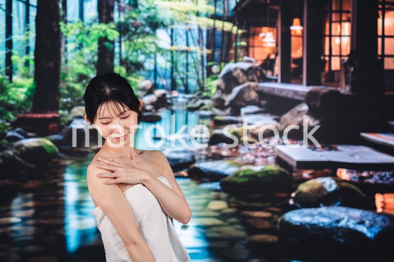 温泉でリラックスをする女性