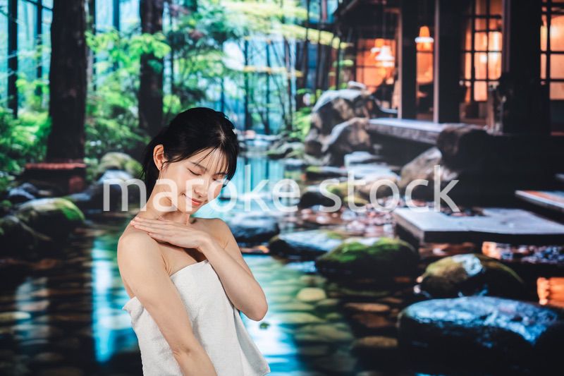 温泉でリラックスする若い女性