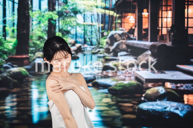 温泉でリラックスする若い女性