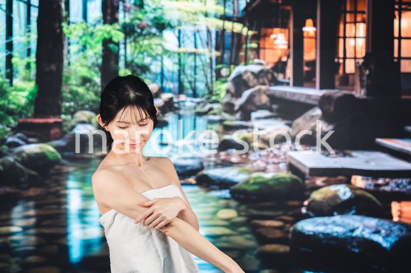 温泉でリラックスする若い女性