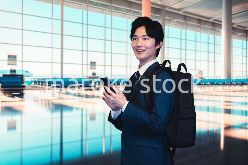 空港の中を歩くビジネスマン