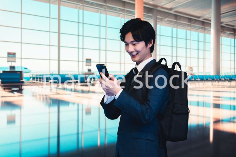 空港の中を歩くビジネスマン