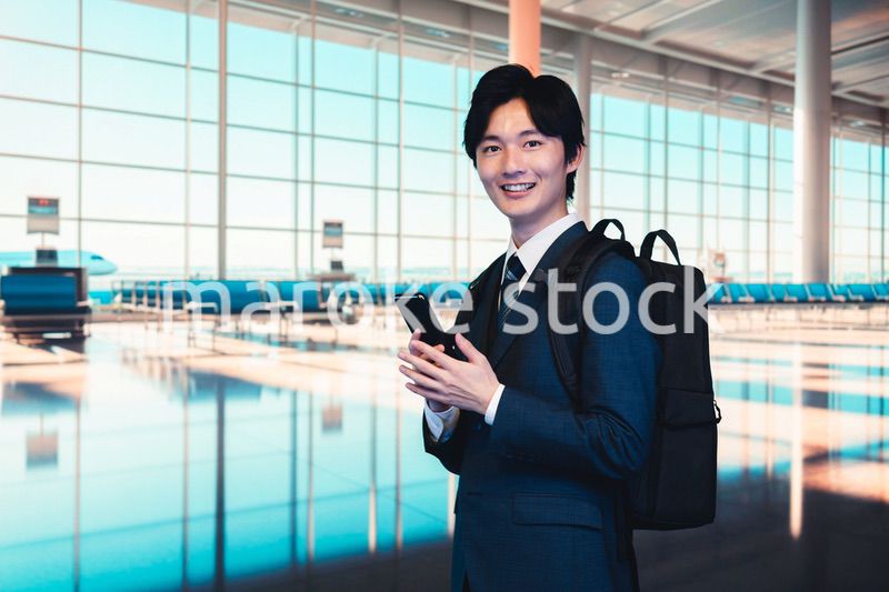 空港の中を歩くビジネスマン