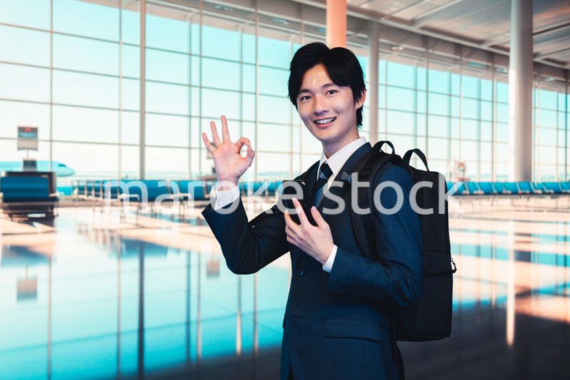 空港の中を歩くビジネスマン