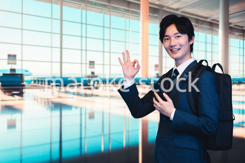 空港の中を歩くビジネスマン