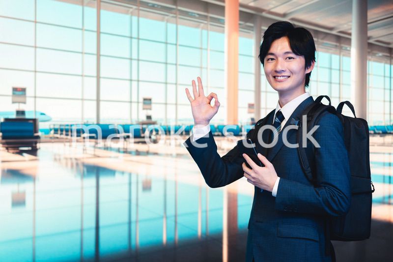 空港の中を歩くビジネスマン