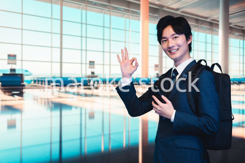 空港の中を歩くビジネスマン