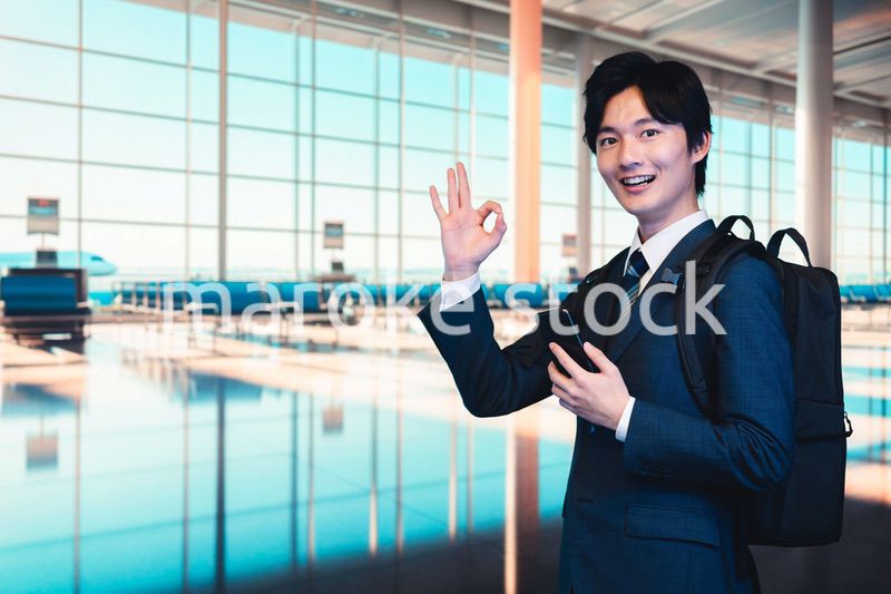 空港の中を歩くビジネスマン