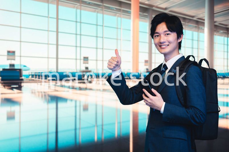 空港の中を歩くビジネスマン