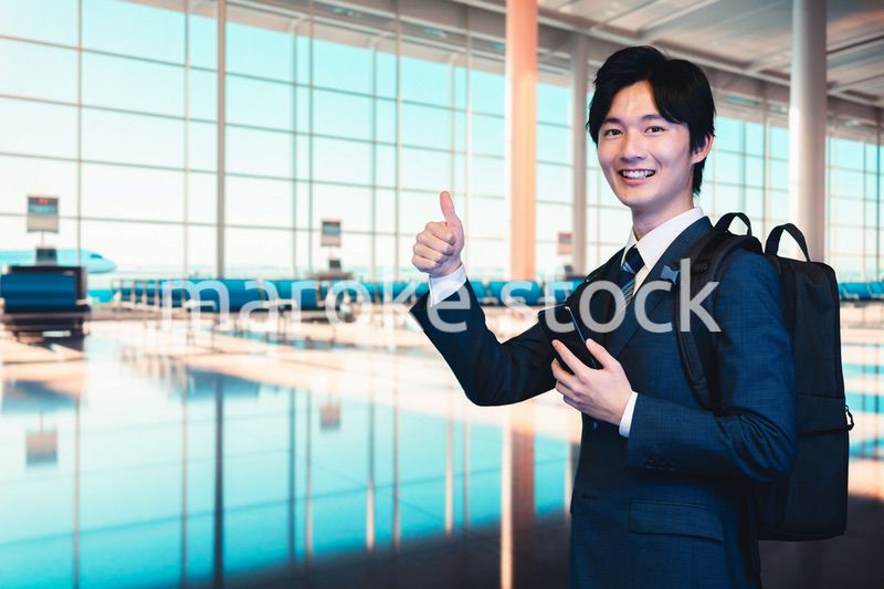 空港の中を歩くビジネスマン