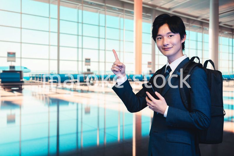 空港の中を歩くビジネスマン