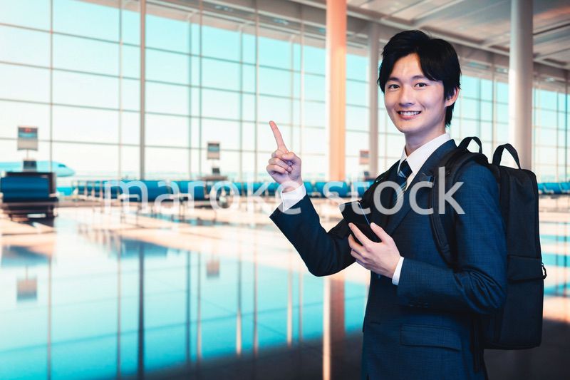 空港の中を歩くビジネスマン