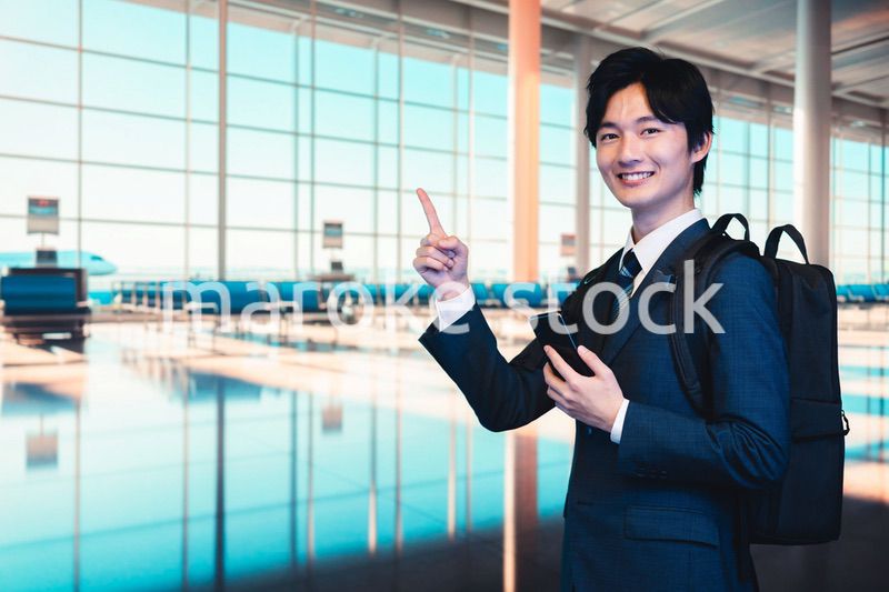 空港の中を歩くビジネスマン