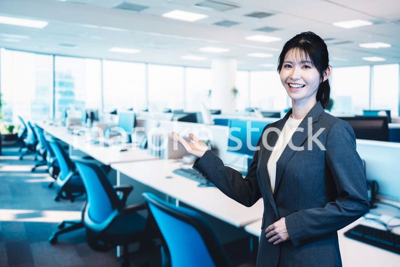 オフィスで働く若い女性