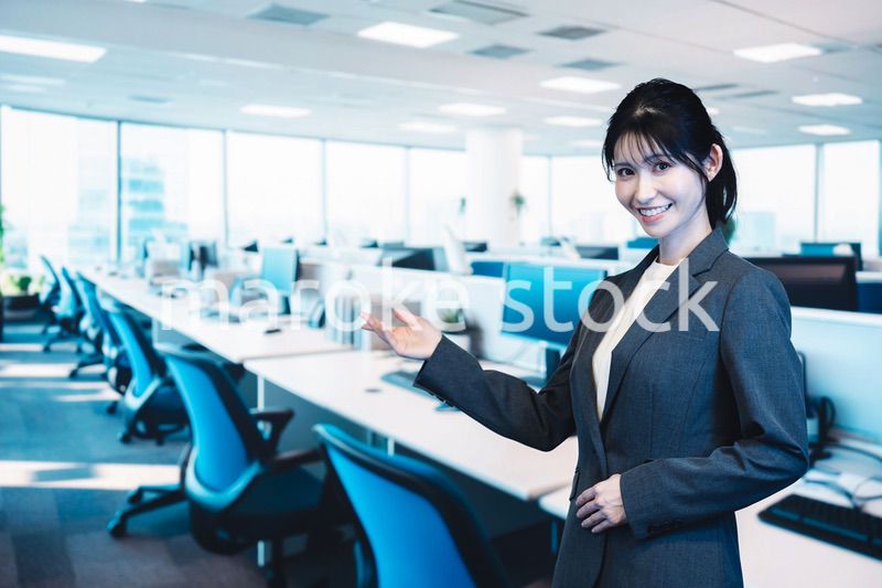 オフィスで働く若い女性