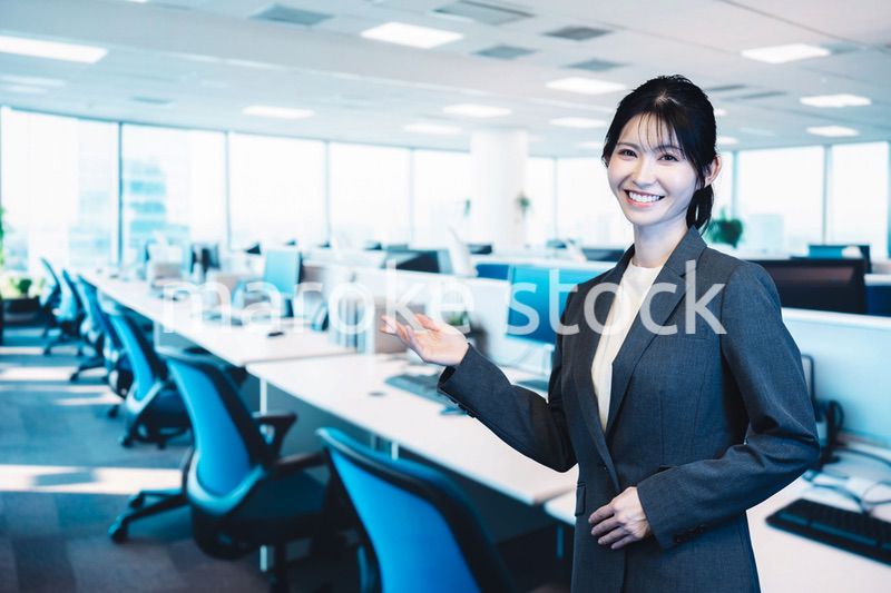 オフィスで働く若い女性