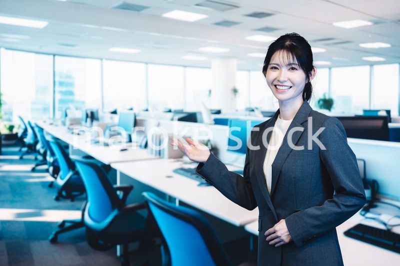 オフィスで働く若い女性