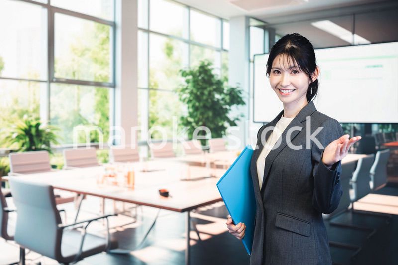 オフィスで働く若い女性