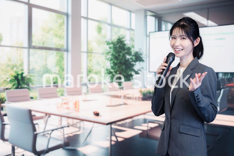 マイクで話すビジネスウーマン