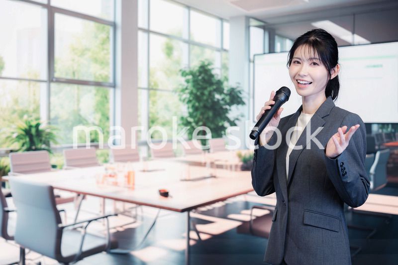 マイクで話すビジネスウーマン