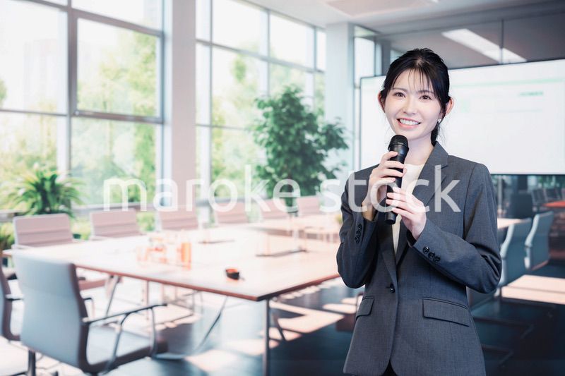 マイクで話すビジネスウーマン