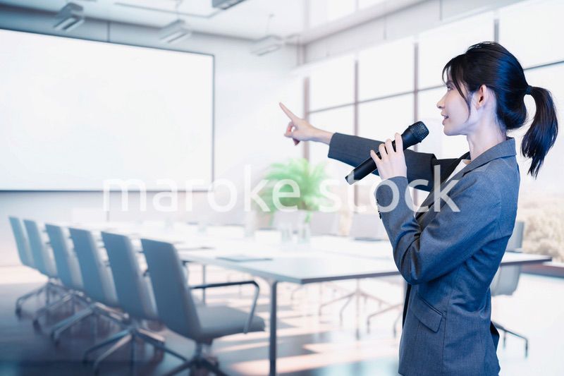 マイクで話すビジネスウーマン