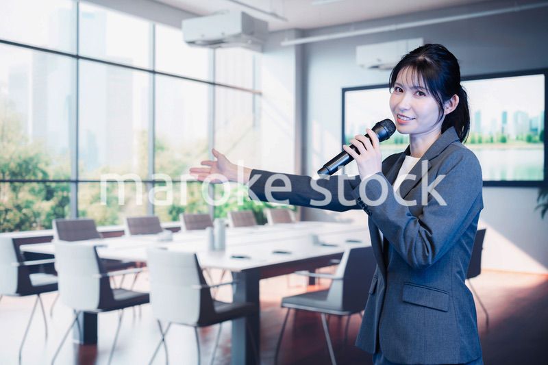 マイクで話すビジネスウーマン