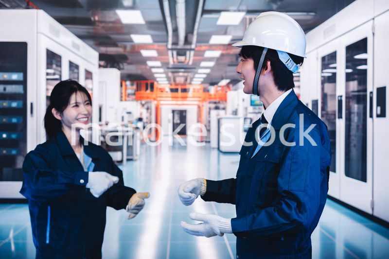 工場で楽しく働く男女の作業員