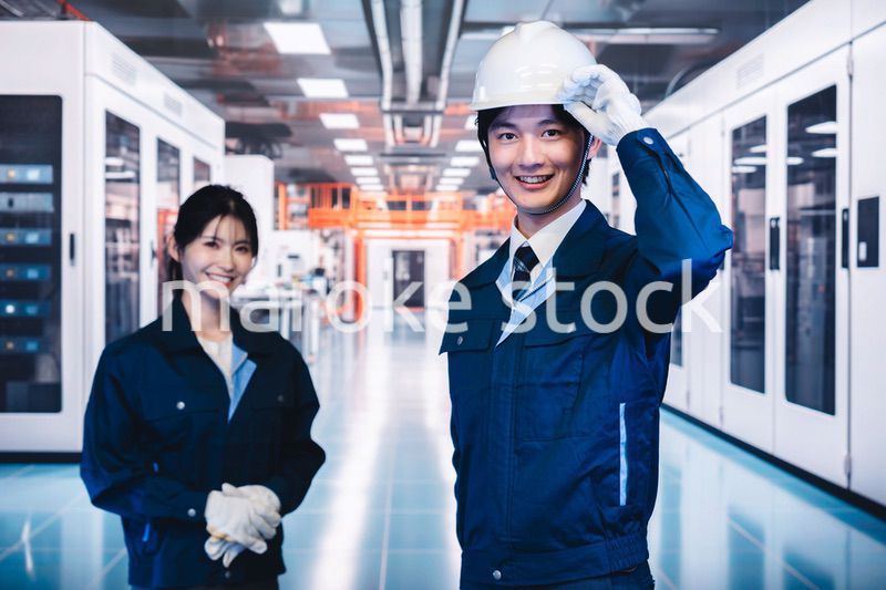 工場で楽しく働く男女の作業員