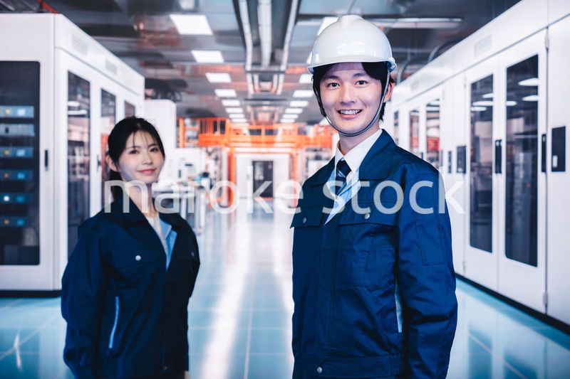 工場で楽しく働く男女の作業員