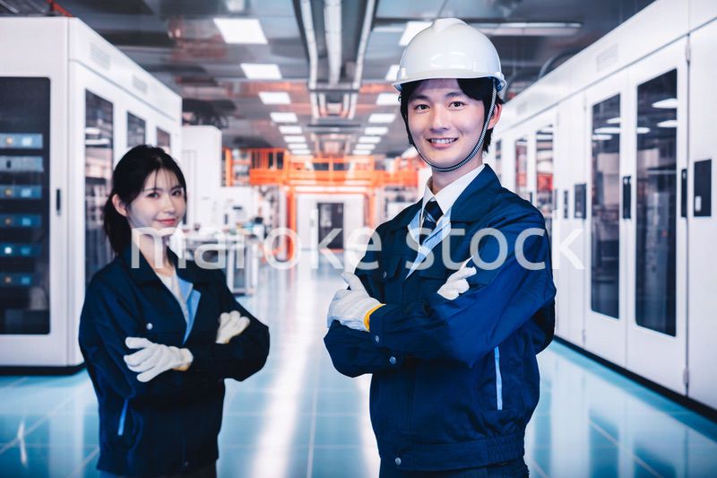 工場で楽しく働く男女の作業員