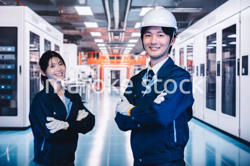 工場で楽しく働く男女の作業員