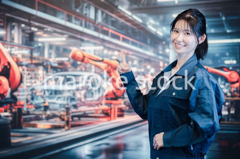 自動車工場で働く若い女性