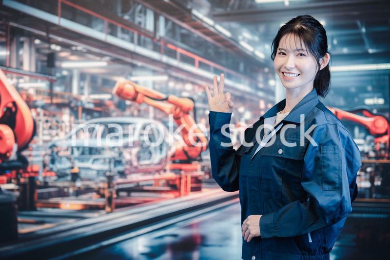 自動車工場で働く若い女性
