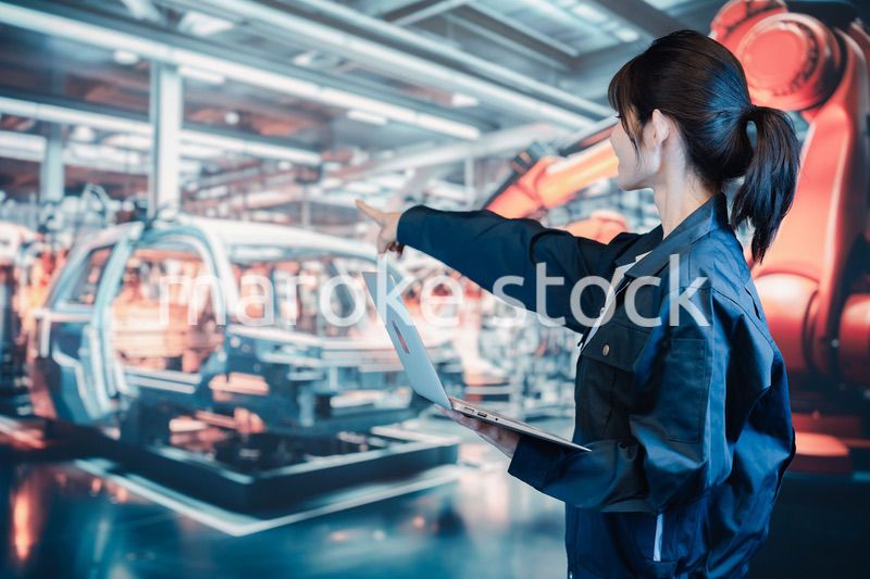 自動車工場で働く若い女性