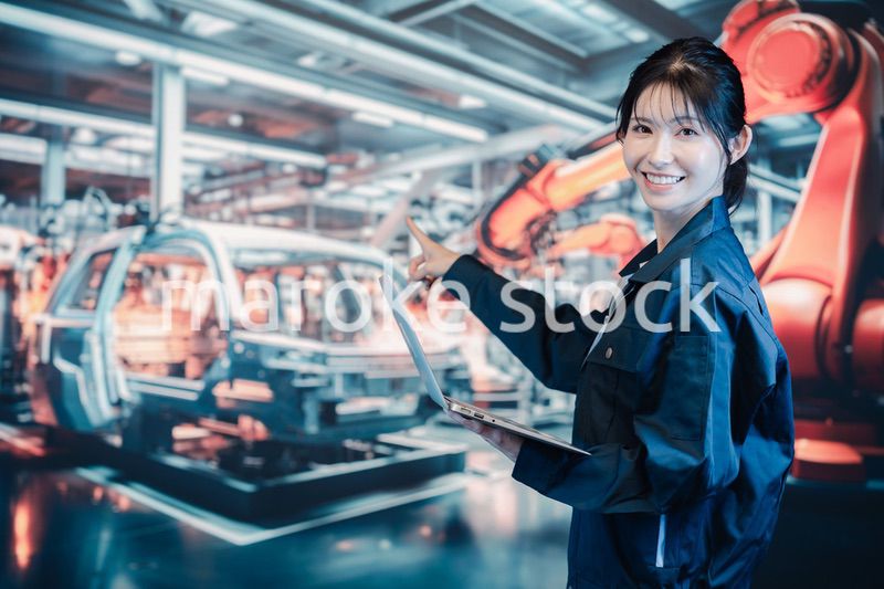 自動車工場で働く若い女性