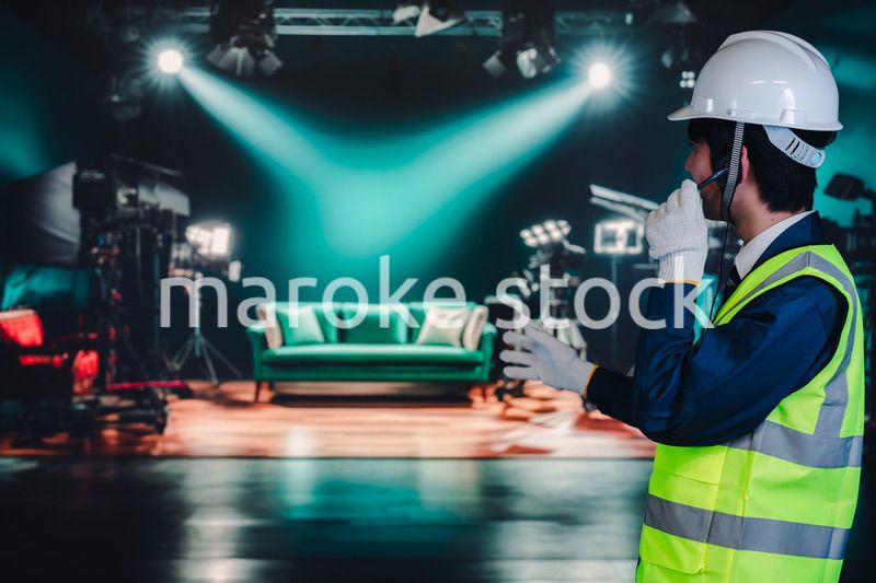 スタジオの大道具担当を務める若い男性